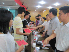 虹潤公司舉行2012年慈善助學金發(fā)放儀式